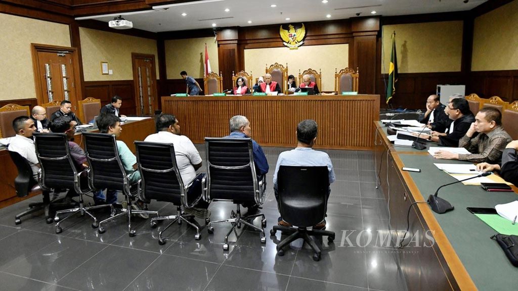 Jaksa penuntut umum menghadirkan enam saksi dalam persidangan lanjutan dengan terdakwa Gubernur Aceh nonaktif Irwandi Yusuf di Pengadilan Tindak Pidana Korupsi Jakarta, Senin (25/2/2019). Gubernur Aceh periode 2007-2012 dan periode 2017-2022 tesebut didakwa menerima gratifikasi sejumlah Rp 41,7 miiar termasuk gratifikasi pelaksanaan proyek pembangunan Dermaga Sabang.