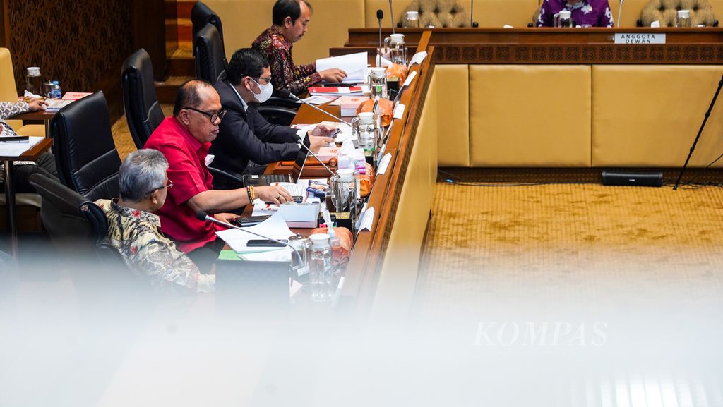 Para pimpinan Komisi II DPR saat menggelar rapat dengar pendapat dengan Badan Pengawas Pemilu (Bawaslu), Komisi Pemilihan Umum (KPU), Dewan Kehormatan Penyelenggara Pemilu (DKPP), dan Perwakilan Kemendagri di Ruang Rapat Komisi II DPR, Jakarta, Selasa (15/11/2022). 