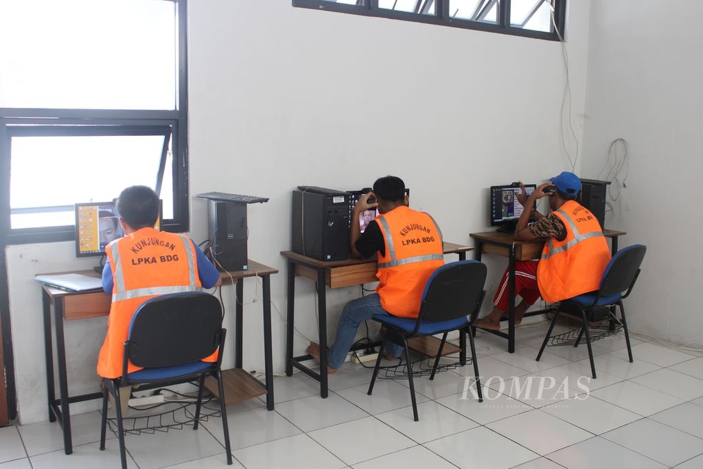 Sejumlah anak melaksanakan kunjungan daring melalui panggilan video di Lembaga Pembinaan Khusus Anak Kelas II Bandung, Jawa Barat, Kamis (24/8/2023). Fasilitas ini diharapkan bisa menjalin komunikasi antara anak binaan dengan keluarganya.