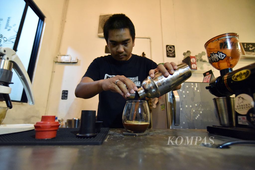 Furqan Alfadhli, pemilik Warung Zaks Coffee by Kopi Ngobrol di kawasan Besemah Serasan, Kecamatan Pagaralam Selatan, Kota Pagaralam, Sumatera Selatan, Rabu (3/7/2024). 