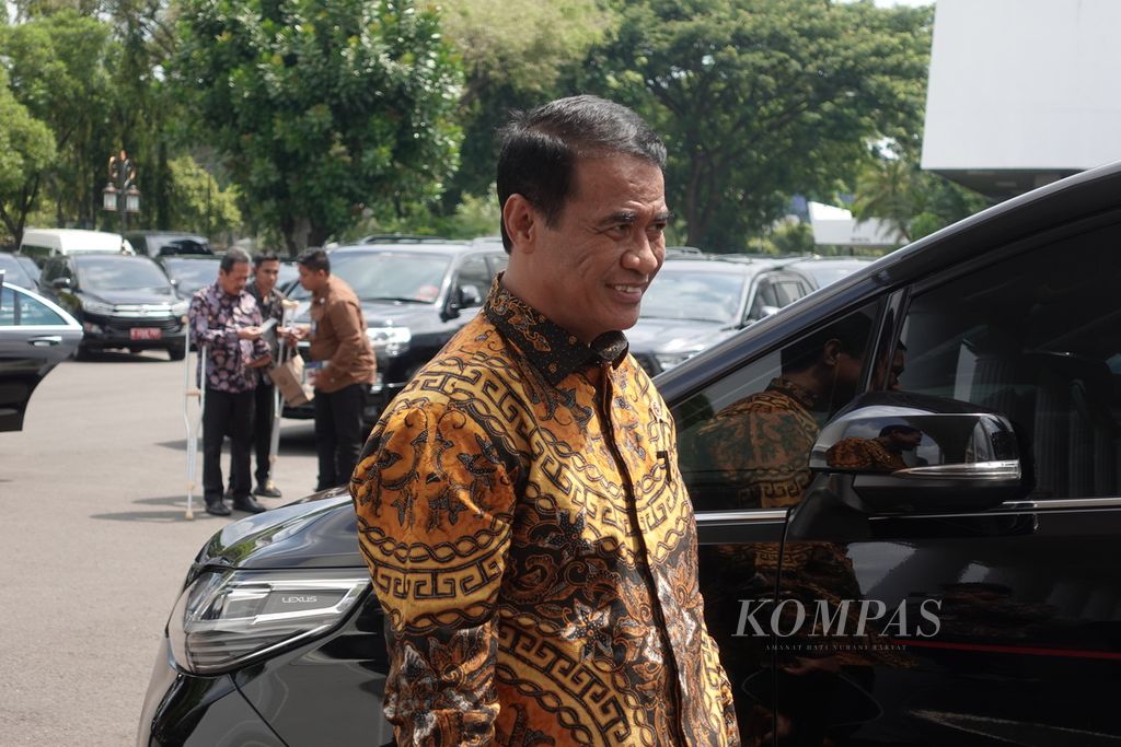 Menteri Pertanian Andi Amran Sulaiman saat hendak menghadiri acara penyerahan secara digital daftar isian pelaksanaan anggaran (DIPA) dan buku daftar alokasi transfer ke daerah (TKD) tahun anggaran 2024 di Istana Negara, Jakarta, Rabu (29/11/2023).
