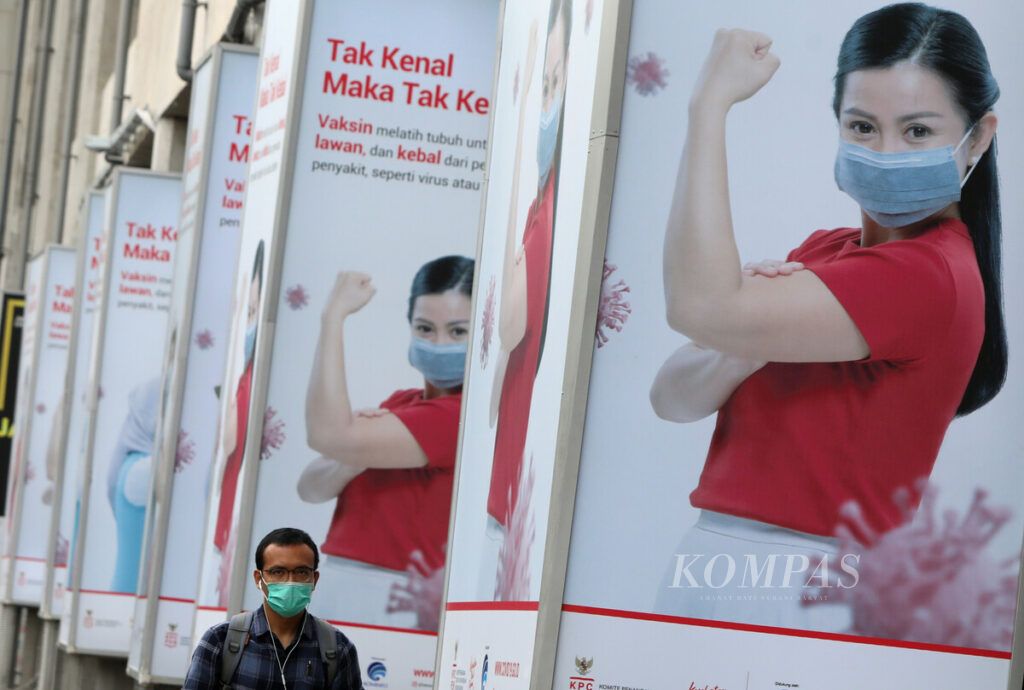 Iklan sosialisasi manfaat vaksin terpasang pada neon boks pilar penyangga Moda Raya Terpadu (MRT) di kawasan Staisun Fatmawati, Jakarta Selatan, Sabtu (12/12/2020).