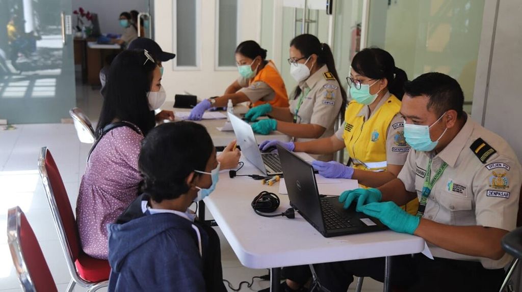 Dokumentasi PT Angkasa Pura I (Persero) Bandara Internasional I Gusti Ngurah Rai, Bali, ketika pelaksanaan layanan vaksinasi Covid-19 di kawasan Bandara Internasional I Gusti Ngurah Rai, Badung, bersama Kantor Kesehatan Pelabuhan Kelas I Denpasar, pada Senin (5/7/2021).