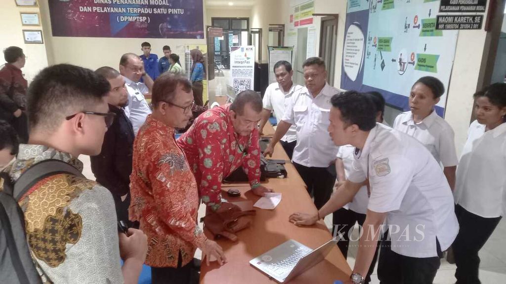 Kepala Satuan Tugas Wilayah V Direktorat Koordinasi dan Supervisi Komisi Pemberantasan Korupsi Dian Patria (tengah) meninjau Dinas Penanaman Modal dan Pelayanan Terpadu Satu Pintu Kota Sorong, Papua Barat Daya, Rabu (3/7/2024). 