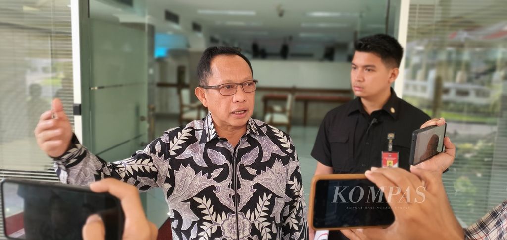 Menteri Dalam Negeri Tito Karnavian memberikan keterangan kepada wartawan di depan Kantor Presiden, Jakarta, Kamis (31/8/2023). Tito menyerahkan masalah jadwal Pilkada 2024 kepada DPR.