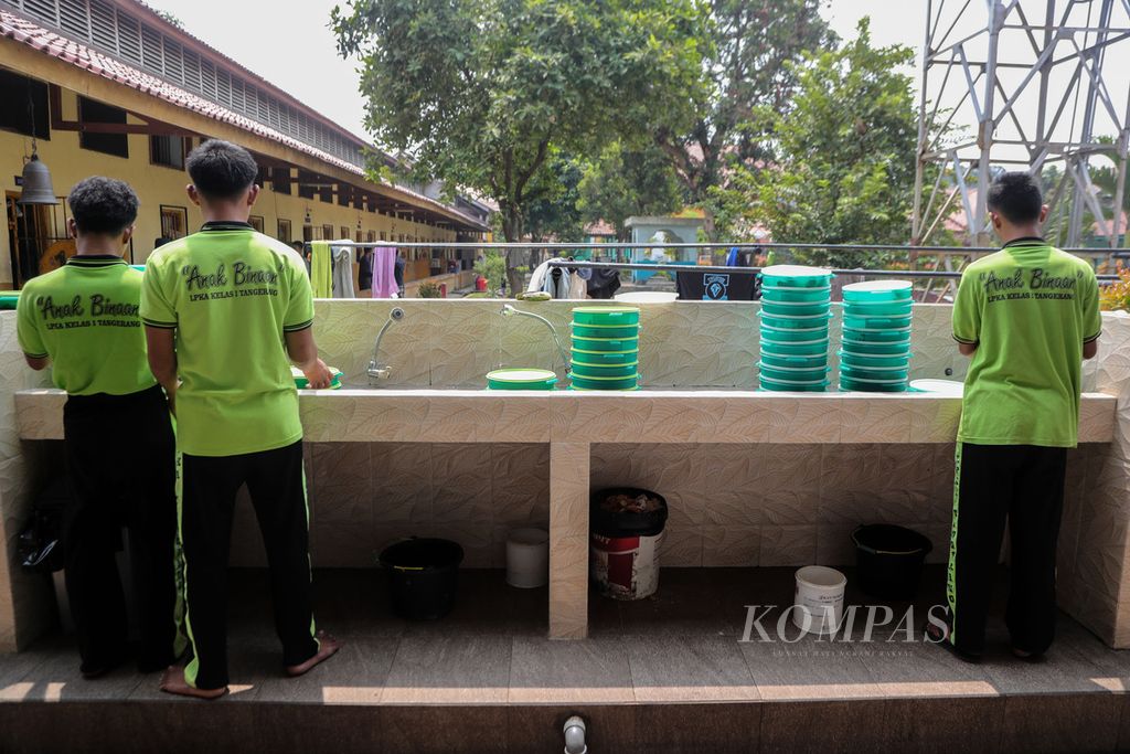 Anak binaan membersihkan tempat makan di Lembaga Pembinaan Khusus Anak (LPKA) Kelas I Tangerang, Banten, makan bersama pada Rabu (23/8/2023) 