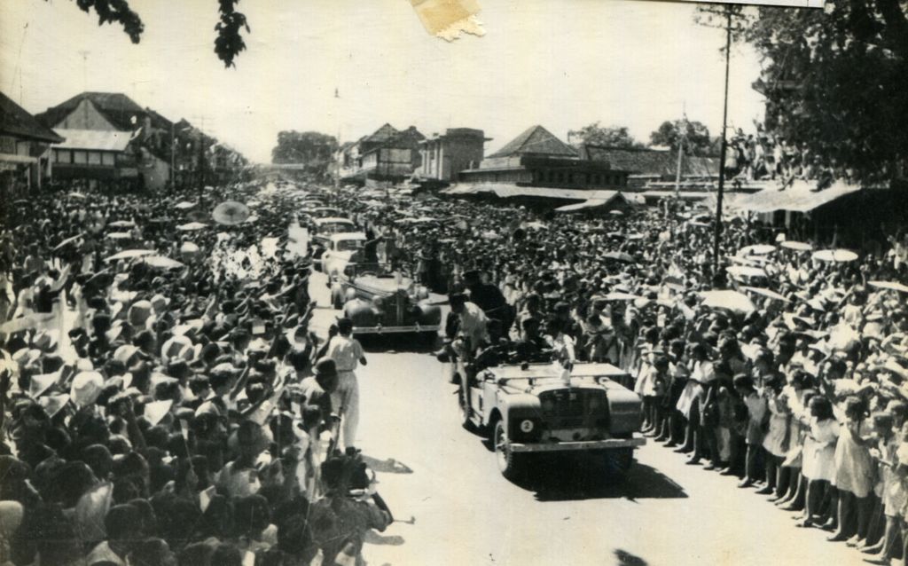 Sepanjang Jalan Malioboro, Presiden Soekarno dan Wakil Presiden Drs Moh Hatta disambut dengan meriah oleh Rakyat (A 22 T 1949 H 9).