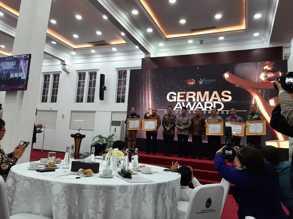 Sejumlah kementerian dan lembaga yang menerima penghargaan saat acara anugerah Gerakan Masyarakat Hidup Sehat (Germas) Awards Tahun 2022 di Kantor Kementerian Koordinator Bidang Pembangunan Manusia dan Kebudayaan, Jakarta, Selasa (6/12/2022). 