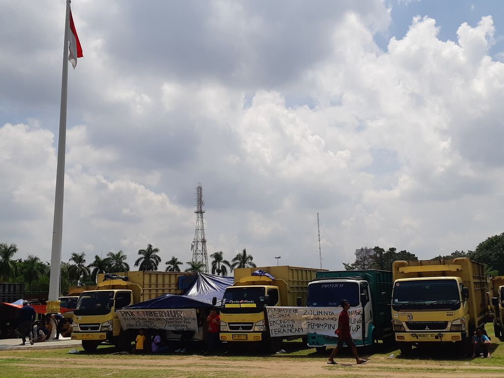 Ratusan sopir angkutan batubara berunjuk rasa di depan kantor Gubernur Jambi, Senin (22/1/2024). Massa tuntut gubernur sudahi larangan pengangkutan batubara lewat jalan umum.