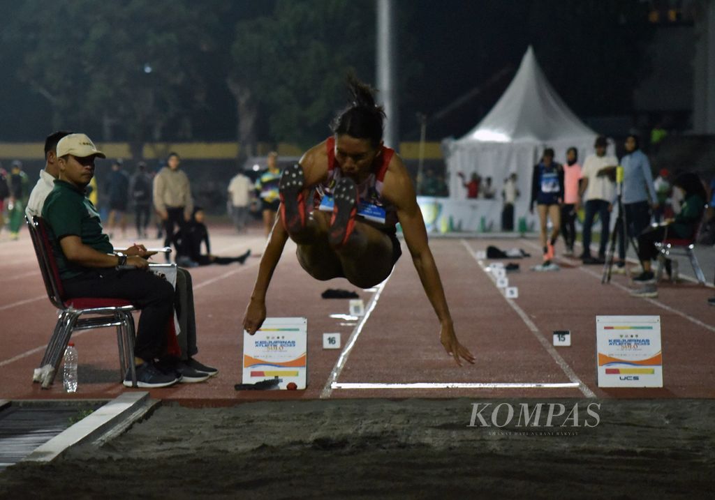 Aksi Maria Natalia Londa saat melakukan kesempatan ketiga dalam lompat jauh putri Kejuaraan Nasional Atletik 2023 di Stadion Sriwedari, Surakarta, Jawa Tengah, Minggu (25/6/2023). Maria meraih emas dengan lompatan sejauh 6,09 meter.