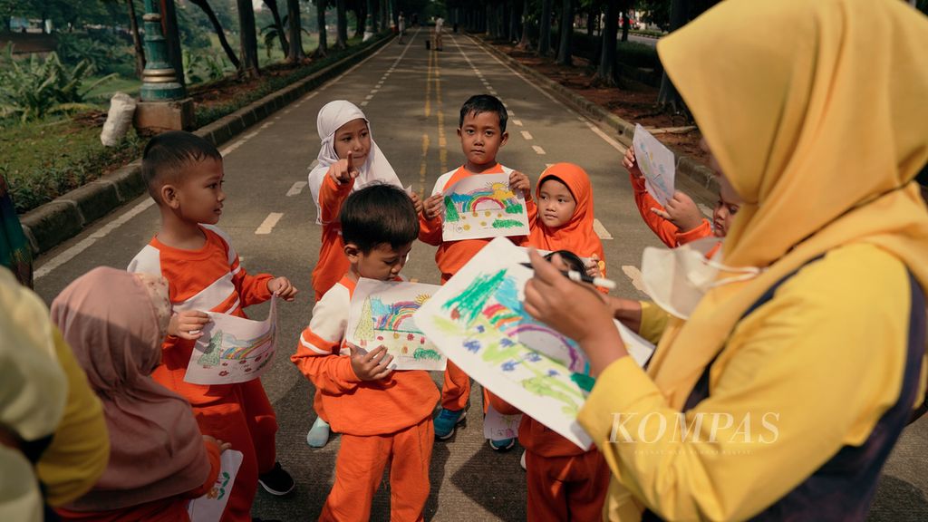 Guru membagikan hasil mewarnai anak-anak di Taman Kanak-kanak Al-Quran Addasuqiyah Rawa Domba, Kanal Timur, Duren Sawit, Jakarta Timur, Rabu (21/9/2022).