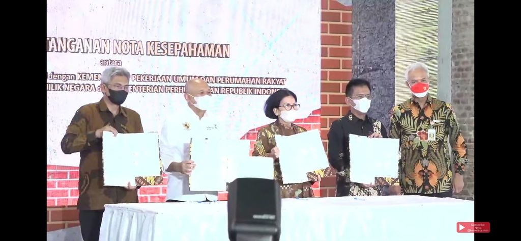 Hasil penandatanganan nota kesepahaman pemanfaatan <i>rest area</i> untuk pelaku usaha mikro, kecil, dan menengah ditunjukkan oleh para pejabat pemerintah di Rest Area KM 260B Banjaratma, Brebes, Jawa Tengah, Jumat (15/7/2022). 