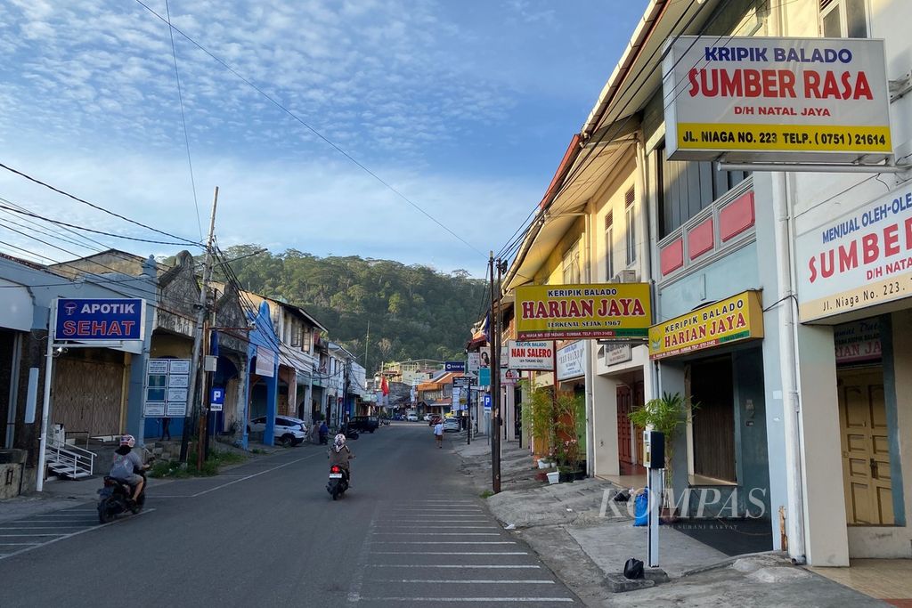 Warga melintas di depan toko-toko penjulan keripik balaldo di kawasan Pondok, Kota Padang, Sumatera Barat, Jumat (16/6/2023). Setelah sempat lesu akibat pandemi Covid-19, aktivitas pariwisata di Kota Padang, kini kembali menggeliat.