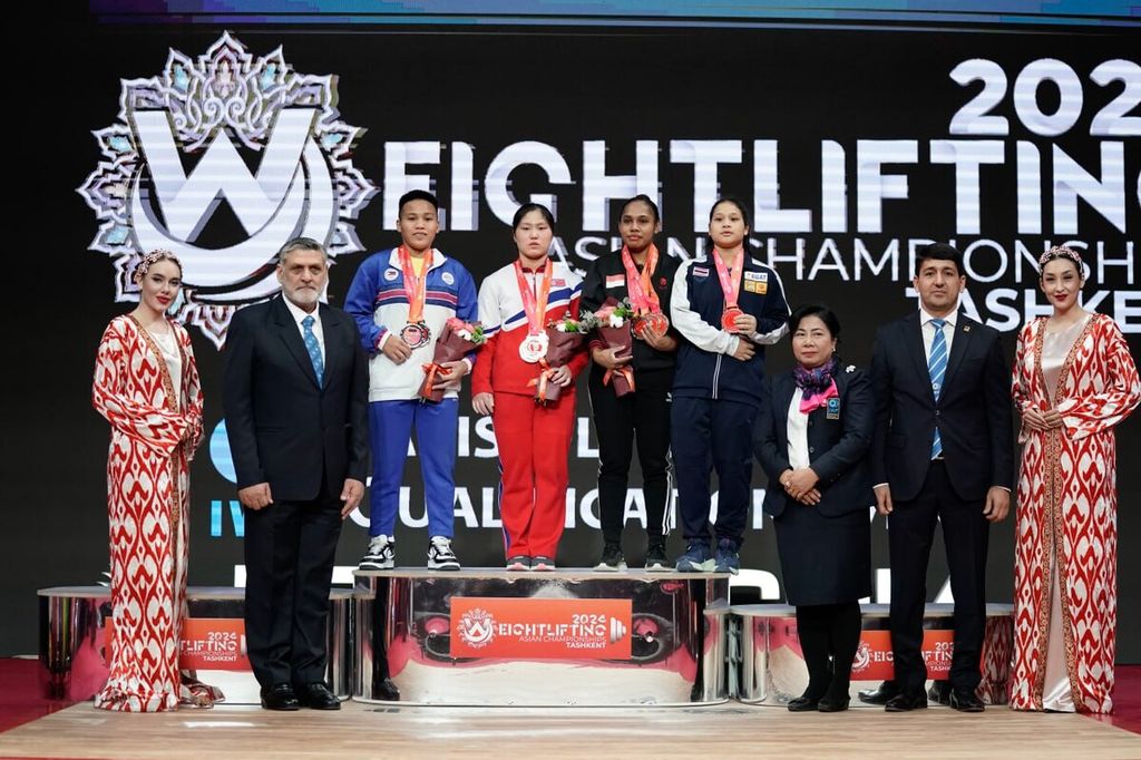 Lifter Indonesia, Natasya Beteyob (berdiri paling tengah), meraih total tiga medali saat turun di kelas 59 kilogram putri Grup A dalam Kejuaraan Angkat Besi Asia 2024 yang digelar di Tashkent, Uzbekistan, Senin (5/2/2024).