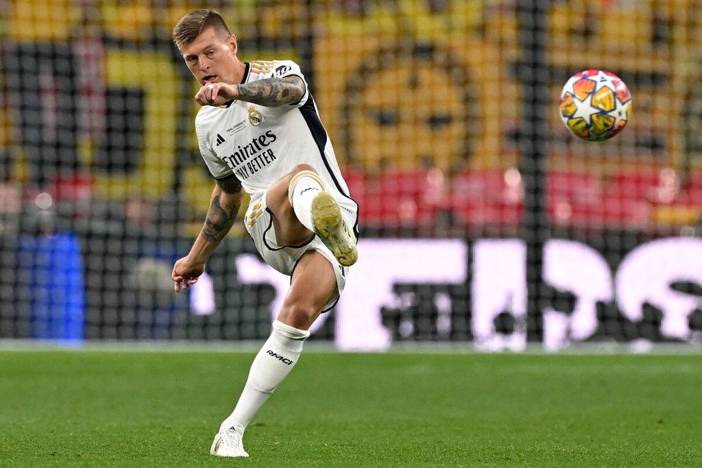 Pemain Real Madrid, Toni Kroos, menendang bola saat melawan Borussia Dortmund pada laga final Liga Champions di Stadion Wembley, London, Inggris, Sabtu (1/6/2024). 