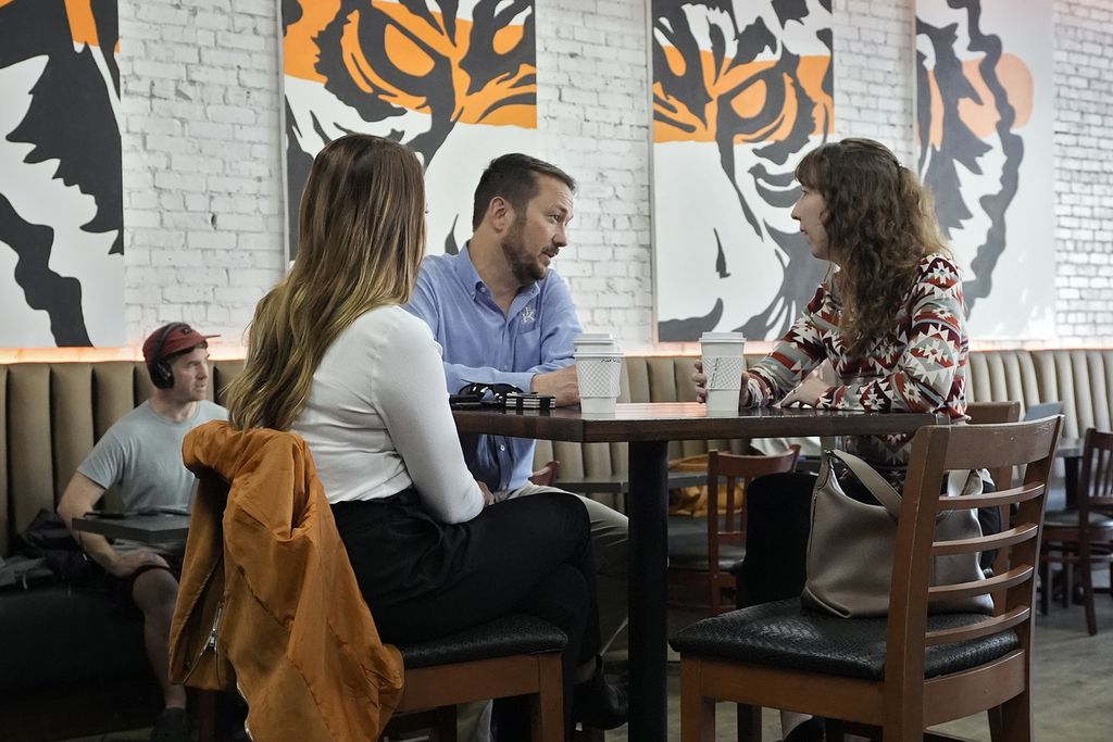 Pelanggan minum kopi di Blind Tiger Cafe di Tampa, Florida, Amerika Serikat, Rabu (10/1/2024). 