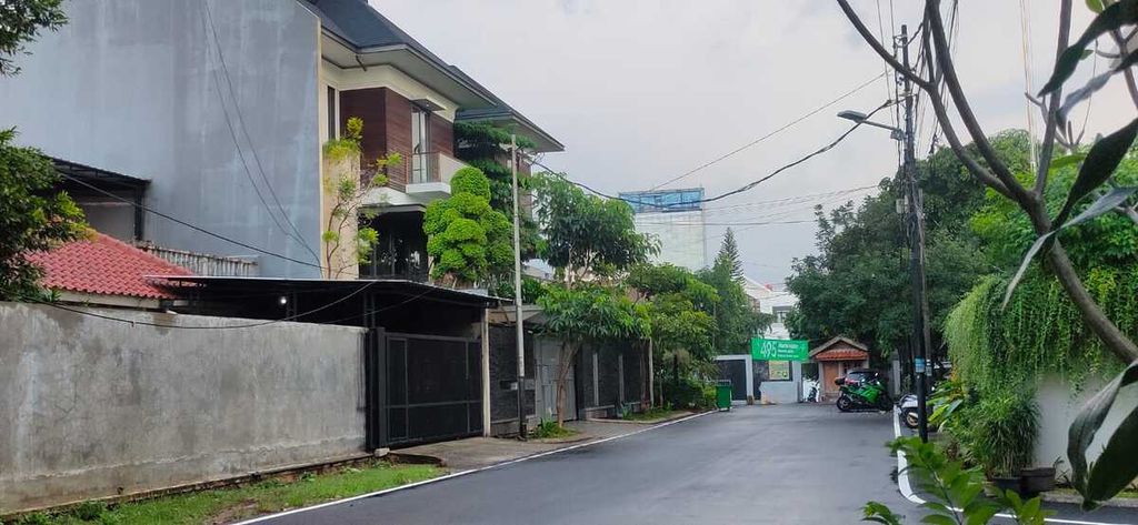 Suasana di sekitar rumah tinggal keluarga Kadiv Propam Polri Irjen Ferdy Sambo di Kompleks Pertambangan, Jakarta Selatan. Jumat (15/7/2022).