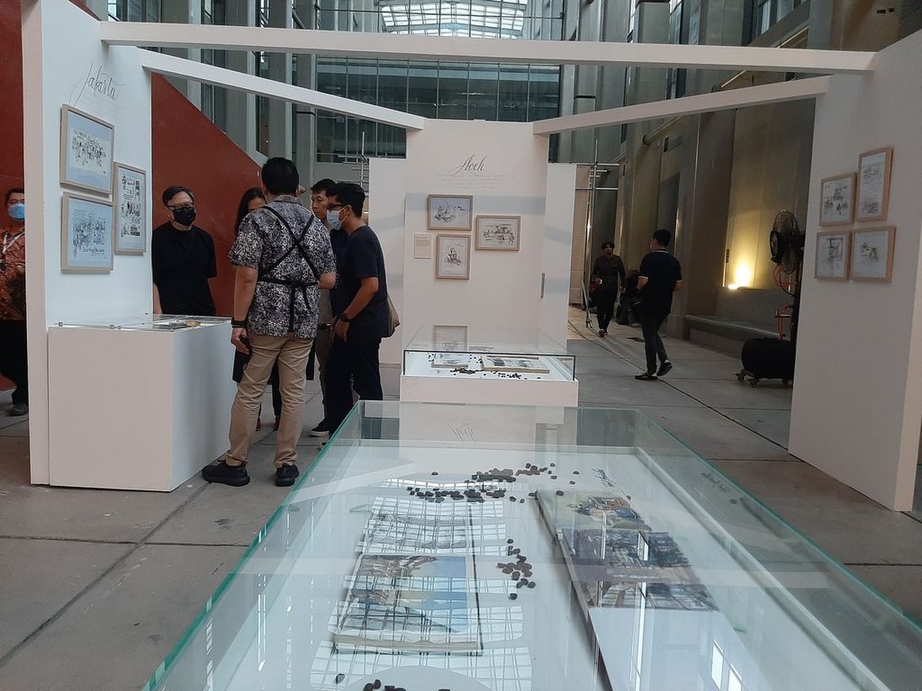 Pengunjung melihat berbagai karya pameran Kopi Togetherness di Area Sunken, Museum Nasional, Jakarta, Jumat (18/11/2022).