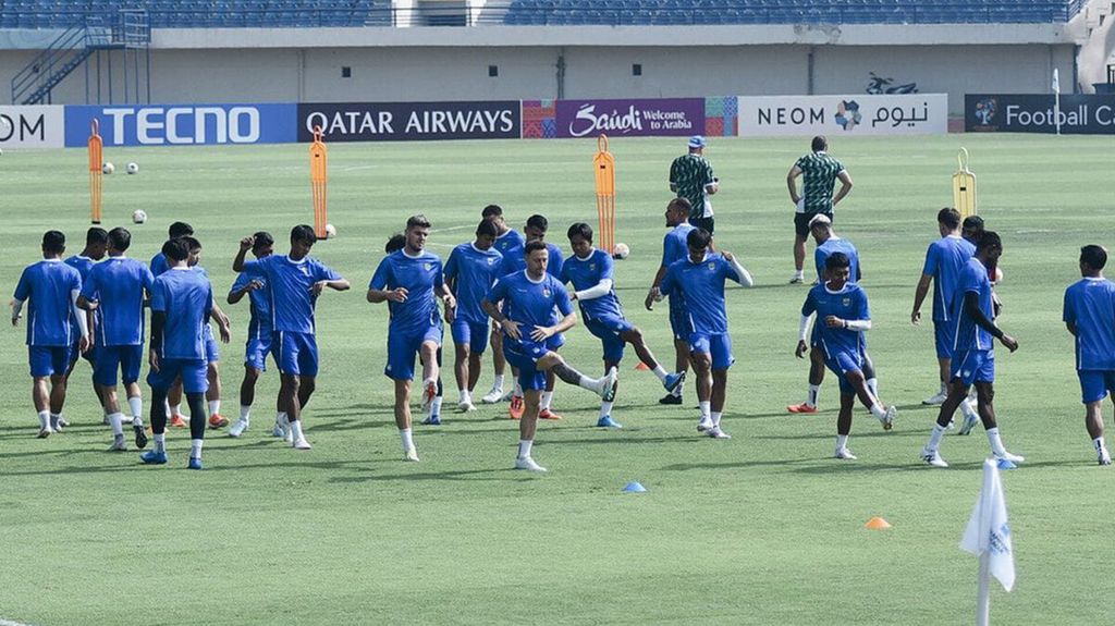 Para pemain Persib Bandung mengikuti latihan di Stadion Si Jalak Harupat, Kabupaten Bandung, Jawa Barat, pada Rabu (23/10/2024). Persib akan menjamu tim Lion City Sailors di Stadion Si Jalak Harupat pada Kamis (24/10/2024) dalam ajang AFC Champions League Two.