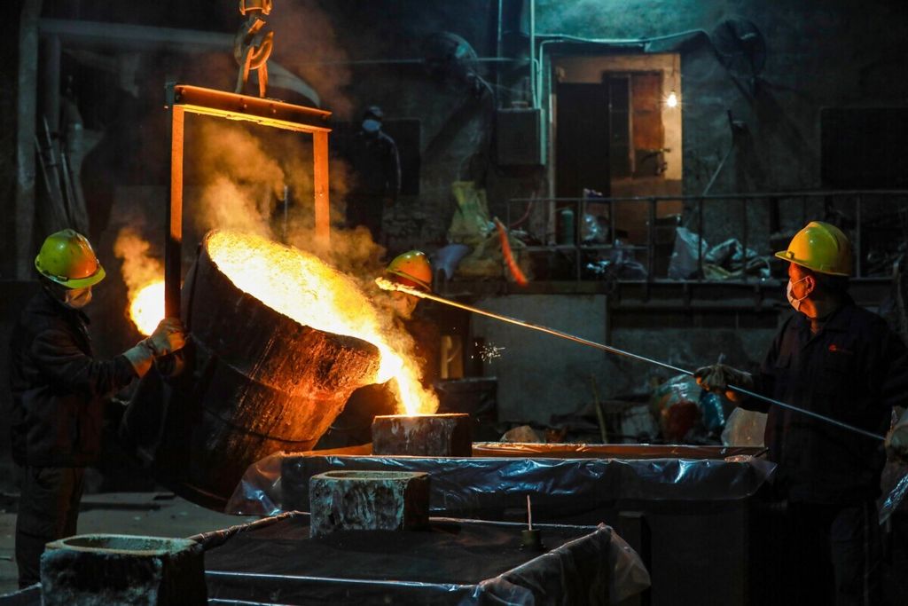 Foto pada 11 Januari 2022 memperlihatkan pekerja di pabrik peleburan baja di Hnagzhou, Provinsi Zhejiang, China.  