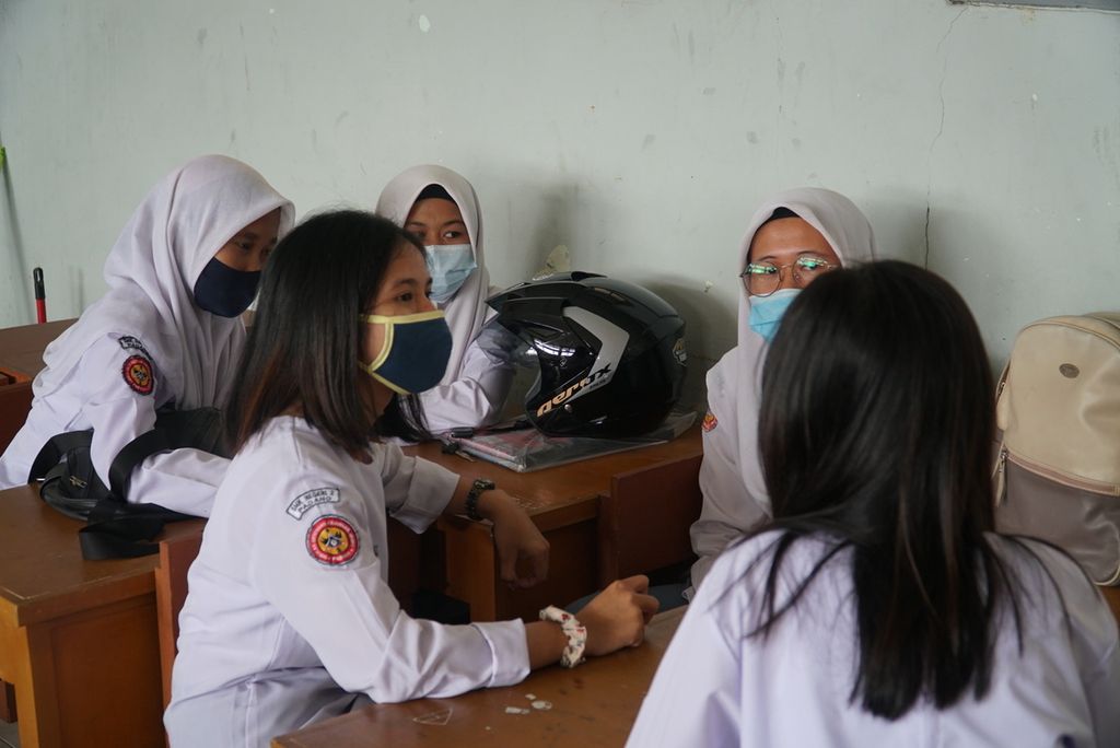 Dua siswa Kristen (tidak berjilbab) berinteraksi dengan teman-temannya yang beragama Islam di salah satu kelas SMK 2 Padang, Sumatera Barat, Selasa (26/1/2021).