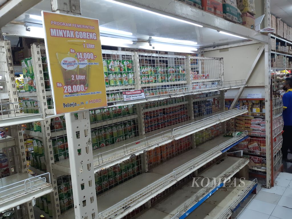 <i>Display </i>minyak goreng kosong di Pusat Belanja Moro Purwokerto, Banyumas, Jawa Tengah, Sabtu (19/2/2022).