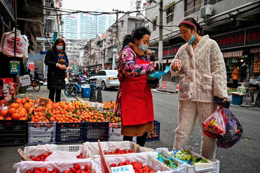 Warga berbelanja di salah satu pasar di Wuhan, Provinsi Hubei, China, Senin (23/1/2023). Kota metropolitan yang berada di tepi Sungai Yangtze itu mencuat namanya saat Covid-19 untuk pertama kalinya mulai mewabah pada akhir 2019 lalu.
