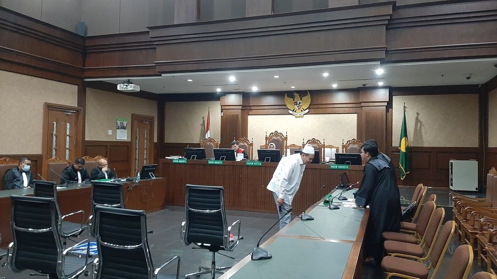 Bekas Kepala Subbagian Penerapan Pidana dan HAM Bagian Penerapan Hukum pada Biro Bantuan Hukum Divisi Hukum Polri Ajun Komisaris Besar Bambang Kayun tengah berdiskusi dengan penasihat hukumnya saat persidangan di Pengadilan Tindak Pidana Korupsi (Tipikor) pada Pengadilan Negeri (PN) Jakarta, Kamis (25/5/2023).