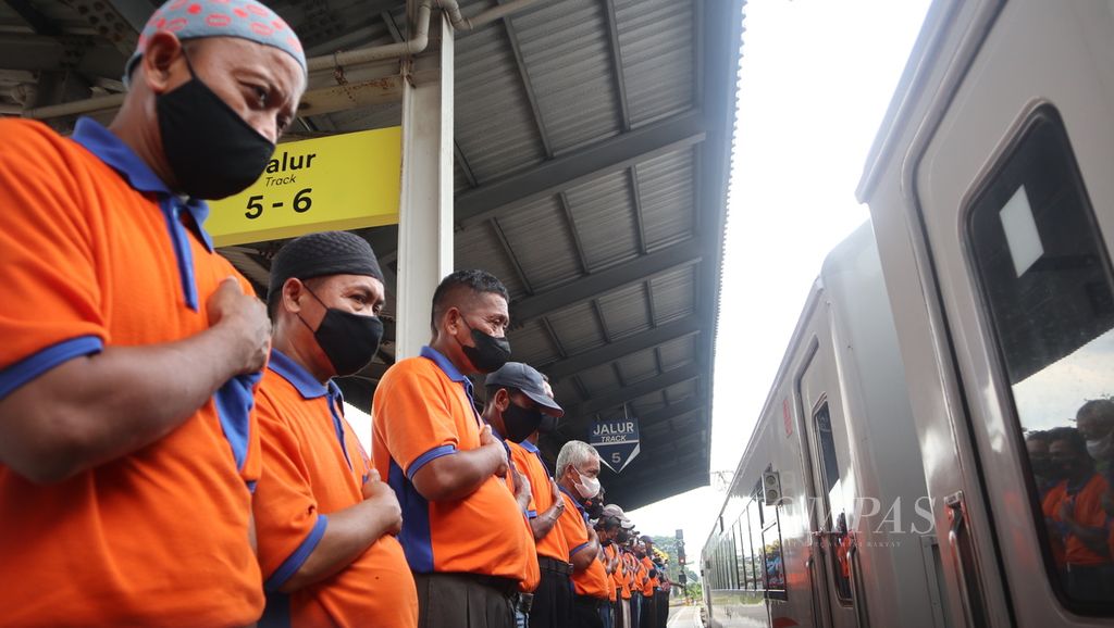 Porter dan petugas memberikan salam hormat kepada penumpang kereta di Stasiun Cirebon, Kota Cirebon, Jawa Barat, Selasa (7/3/2023) siang. Salam hormat merupakan ucapan terima kasih kepada penumpang yang menggunakan kereta api. Di stasiun itu, terdapat 115 porter yang siap melayani penumpang.