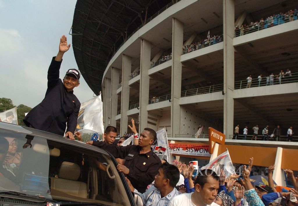 Supporters of the presidential and vice-presidential candidates from the National Mandate Party, Amien Rais and Siswono Yudo Husodo, waved their hands to the duo after an open campaign at the Gelora Bung Karno Main Stadium, Senayan, Jakarta, on Saturday (26/6/2004).