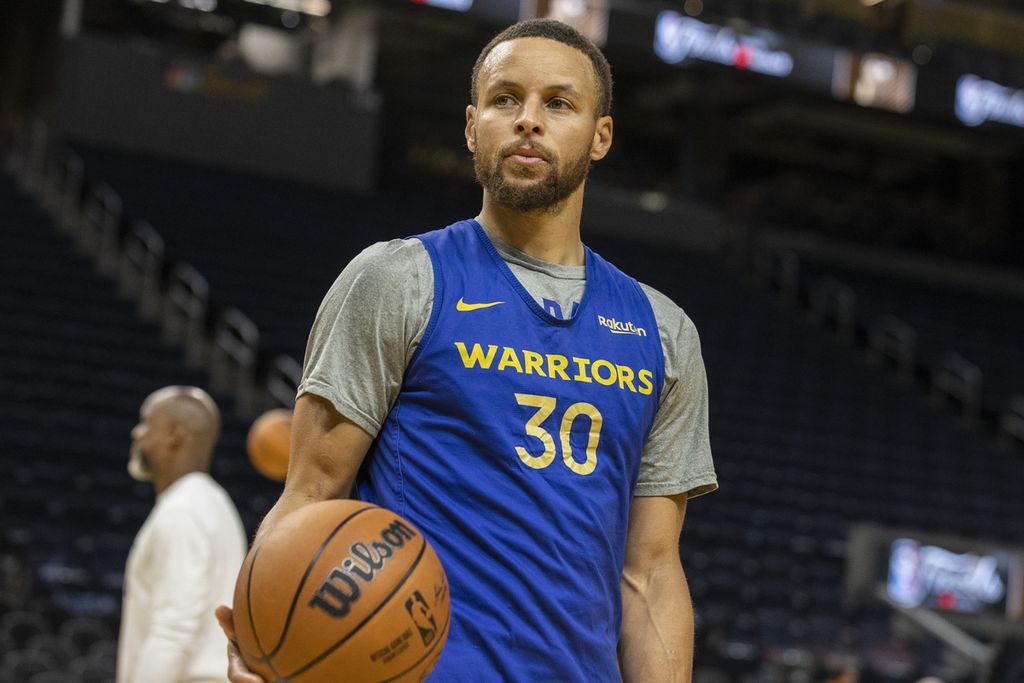Stephen Curry mengikuti sesi latihan tim Golden State Warriors di Chase Center, San Francisco, Rabu (1/6/2022).