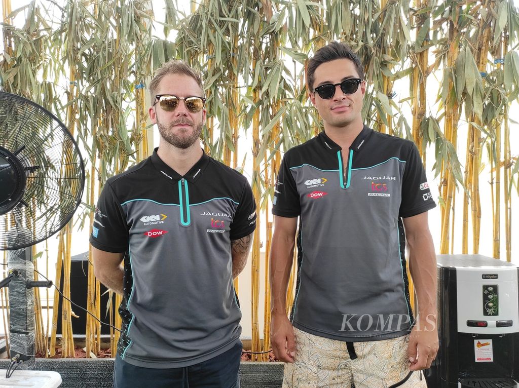 Dua pebalap tim Jaguar TCS Racing, Sam Bird (kiri) dan Mitch Evans, seusai wawancara dengan sejumlah media di kawasan Jakarta International E-prix Circuit, Jumat (3/6/2022). Bird dan Evans menargetkan naik podium pada seri balapan di Jakarta, Sabtu (4/6/2022). 