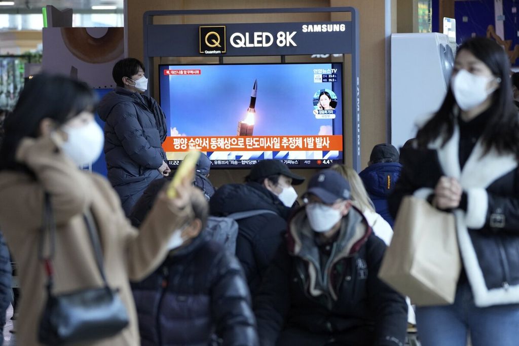 Televisi menayangkan gambar peluncuran rudal Korea Utara selama program berita di Stasiun Kereta Api Seoul di Seoul, Korea Selatan, Sabtu (5/3/2022). Siapa pun yang terpilih sebagai presiden baru menggantikan Presiden Moon Jae-in akan menghadapi tantangan besar dalam pemulihan ekonomi dan meredakan ancaman dari Korea Utara yang memiliki senjata nuklir. AP PHOTO/AHN YOUNG JOON A TV