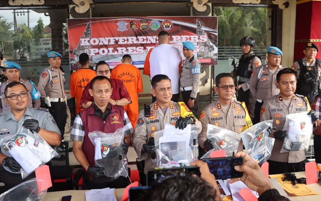 Suasana saat konferensi pers kasus perampokan bersenjata api, yang melibatkan warga negara asing sebagai pelaku dan juga korban di Polres Badung, Selasa (30/1/2024).
