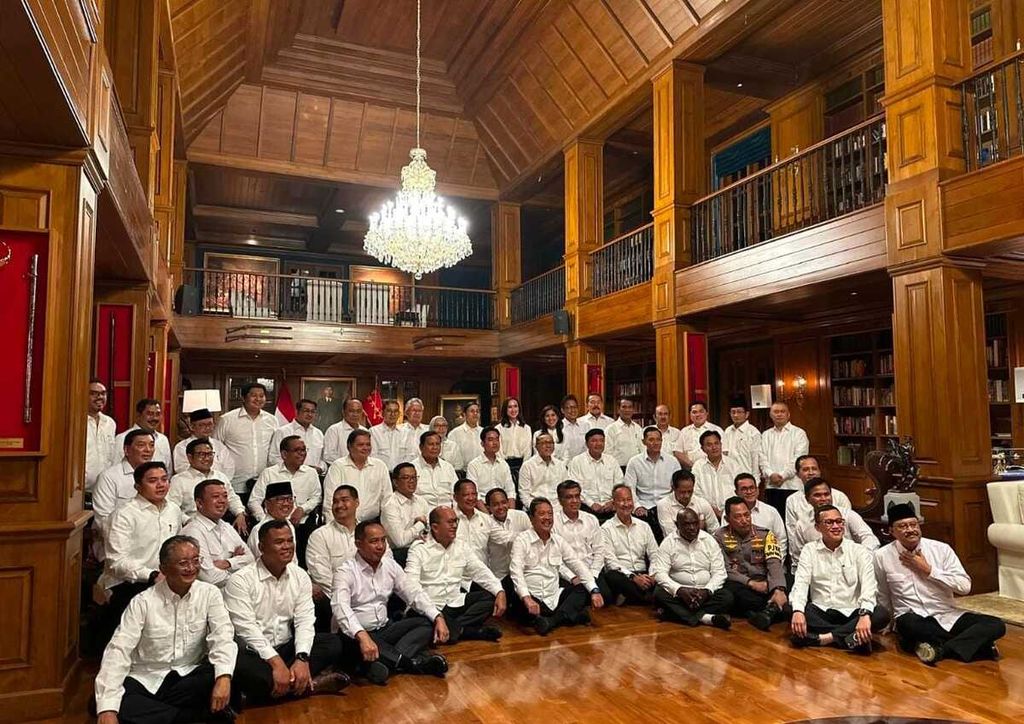 Para calon menteri/kepala badan foto bersama dengan presiden terpilih Prabowo Subianto di kediaman Prabowo, Hambalang, Bogor, Jawa Barat, Rabu (16/10/2024).