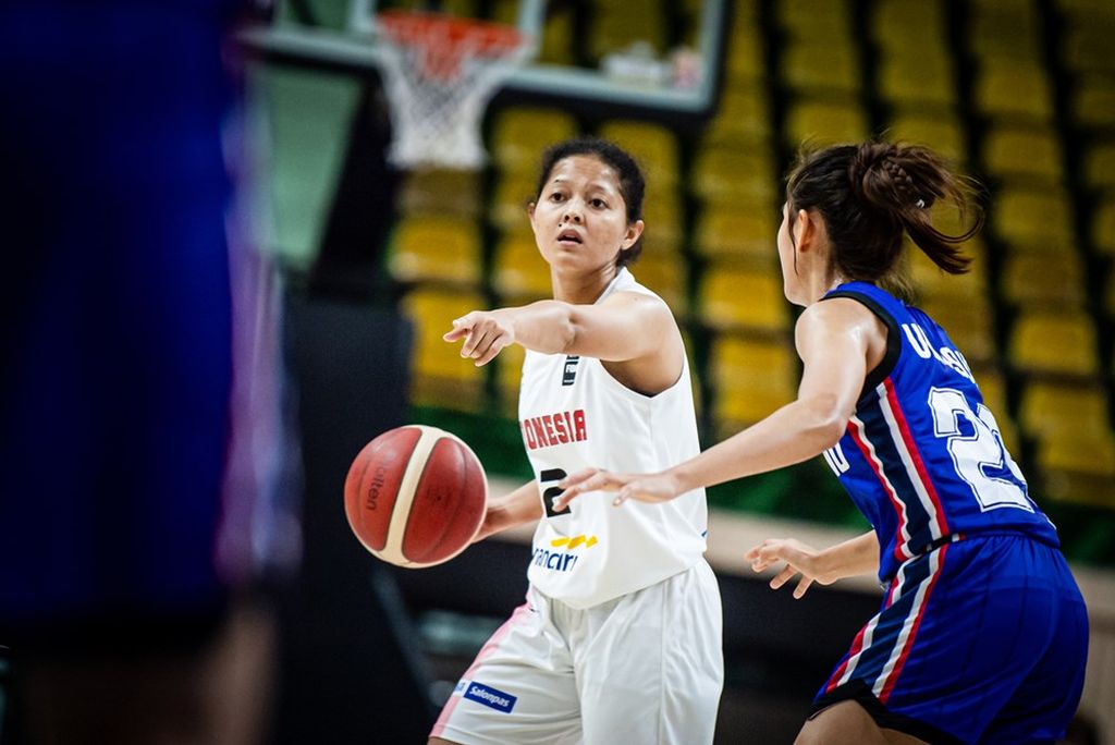 <i>Guard</i> timnas bola basket putri, Agustin Elya Gradita Retong, menguasai bola dalam laga Piala Asia FIBA 2023 Divisi B melawan Thailand di Bangkok, Thailand, Jumat (16/8/2023).