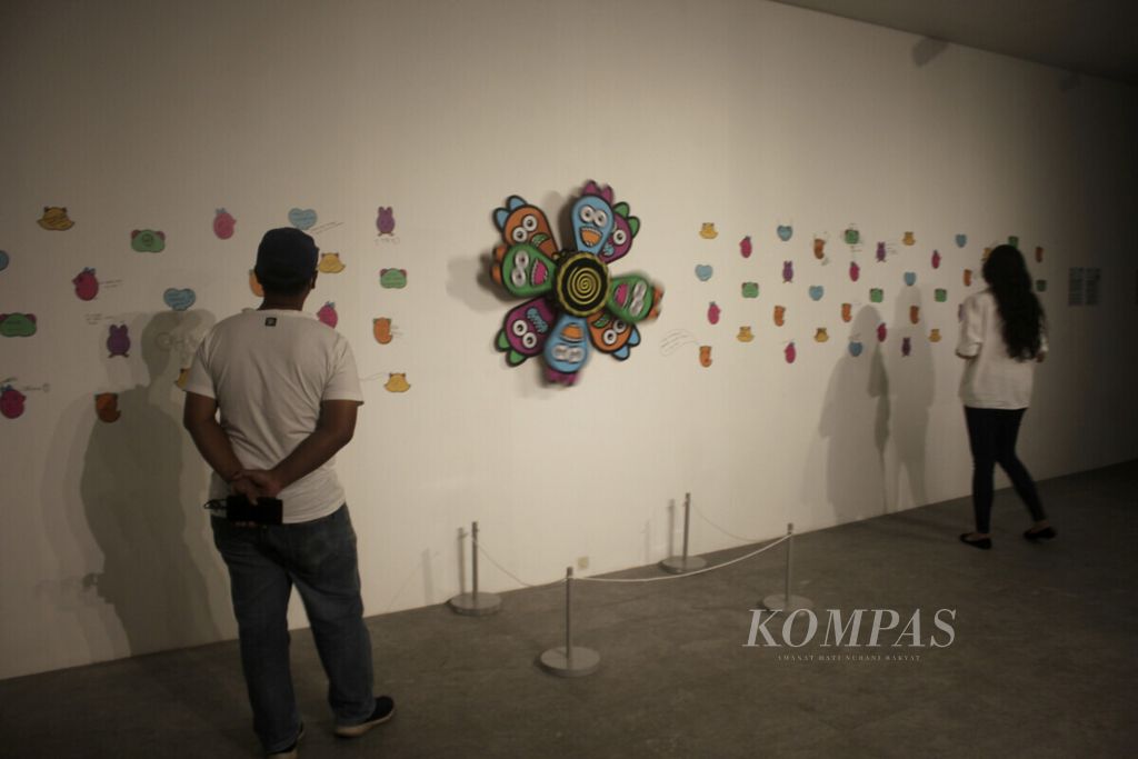 Pameran Seni Rupa Kontemporer “Pulih” di Galeri Pasar Seni Ancol, Jakarta, menampilkan karya-karya dari 10 seniman. Respons terhadap pandemi Covid-19 mengemuka, mendorong pemulihan bagi masyarakat yang terdampak.