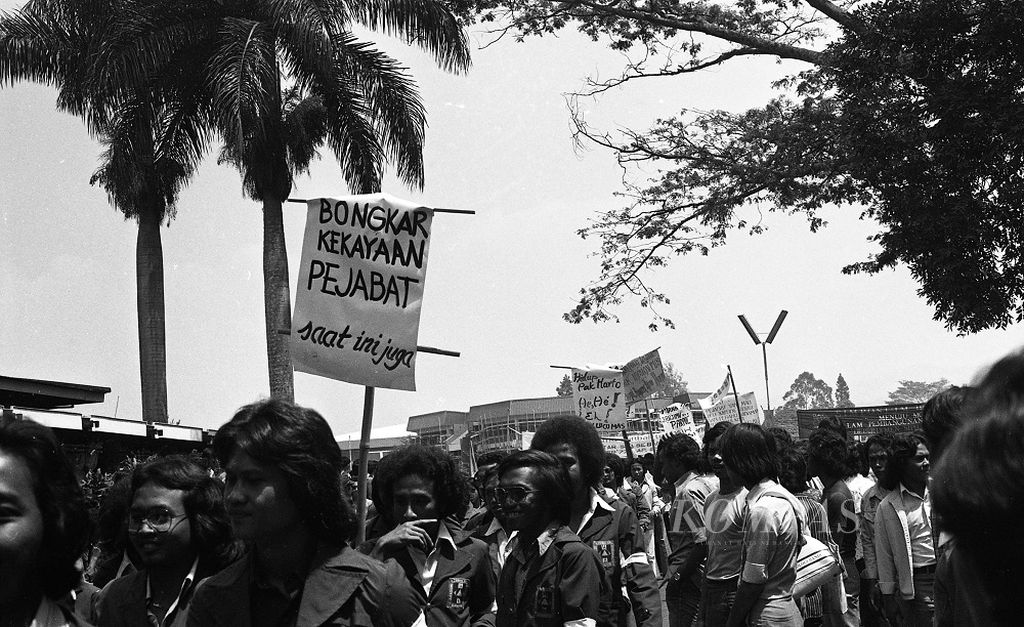 Demonstrasi mahasiswa Bandung menyoal korupsi yang dilakukan pejabat negara. Mahasiswa menuntut transparansi kekayaan pejabat negara (20/10/1977).
