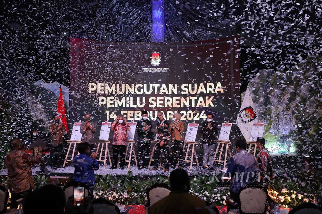 Komisioner Komisi Pemilihan Umum (KPU) mencoblos contoh surat suara saat peluncuran tanggal 14 Februari 2024 sebagai tanggal pemungutan suara Pemilu 2024 di Kantor KPU, Jakarta, Senin (14/2/2022). 