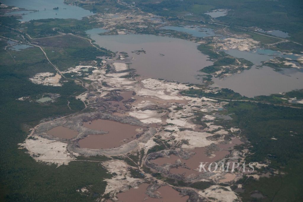 Lubang bekas tambang timah atau biasa disebut kolong di Pulau Bangka, Provinsi Bangka Belitung, Senin (5/4/2021).