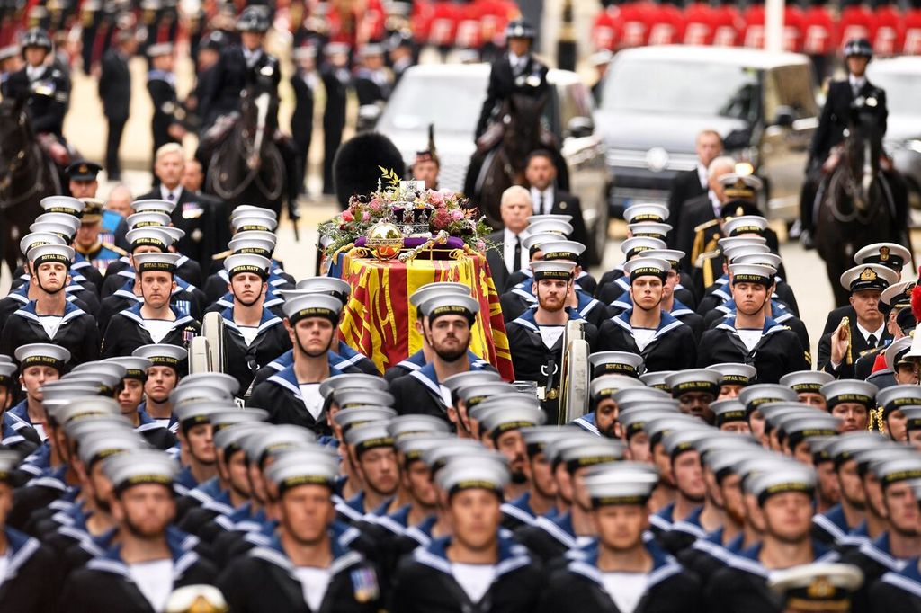 Personel Angkatan Laut Kerajaan Inggris membawa peti jenazah Ratu Elizabeth II saat pemakaman di London, Inggris, Senin (19/9/2022). 