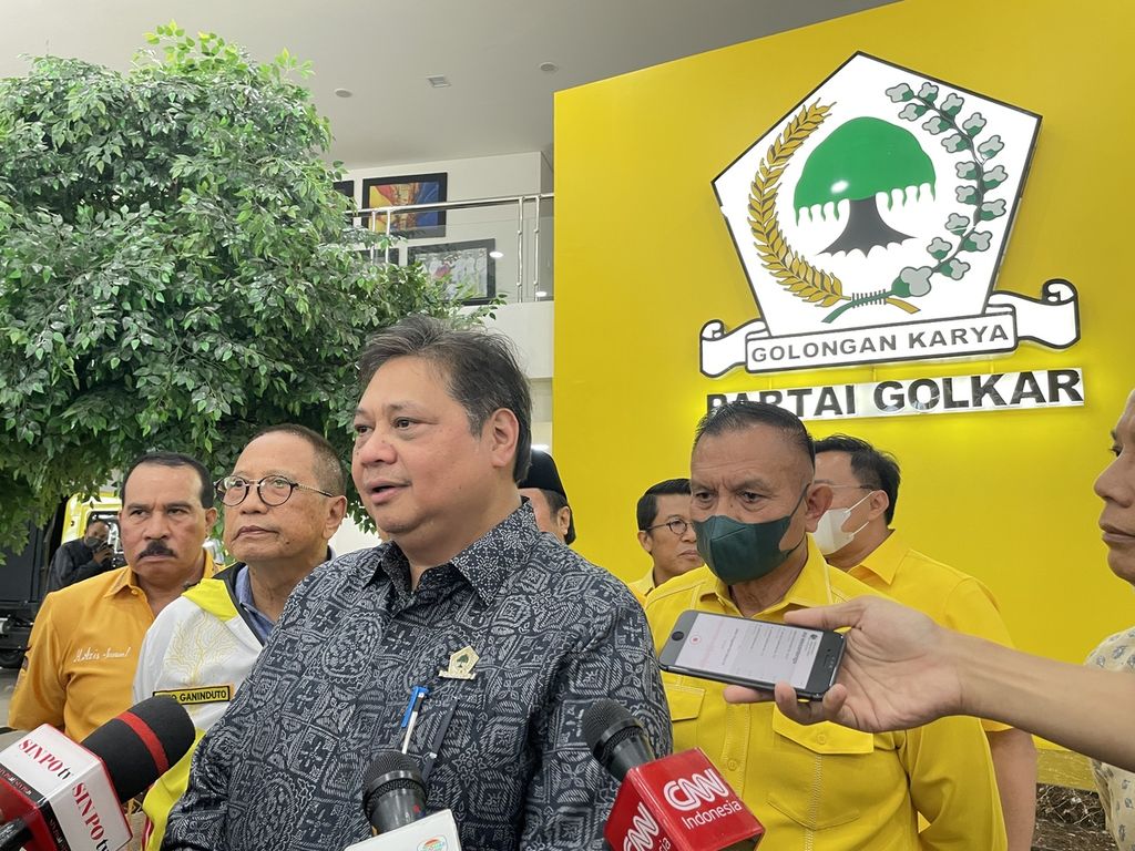  Chairman of the Golkar Party Airlangga Hartarto gave a press statement after sending 1,160 prospective DPR RI legislative candidates to the electoral districts, Tuesday (22/11/2022), at the Golkar Party DPP Office, Slipi, Jakarta.