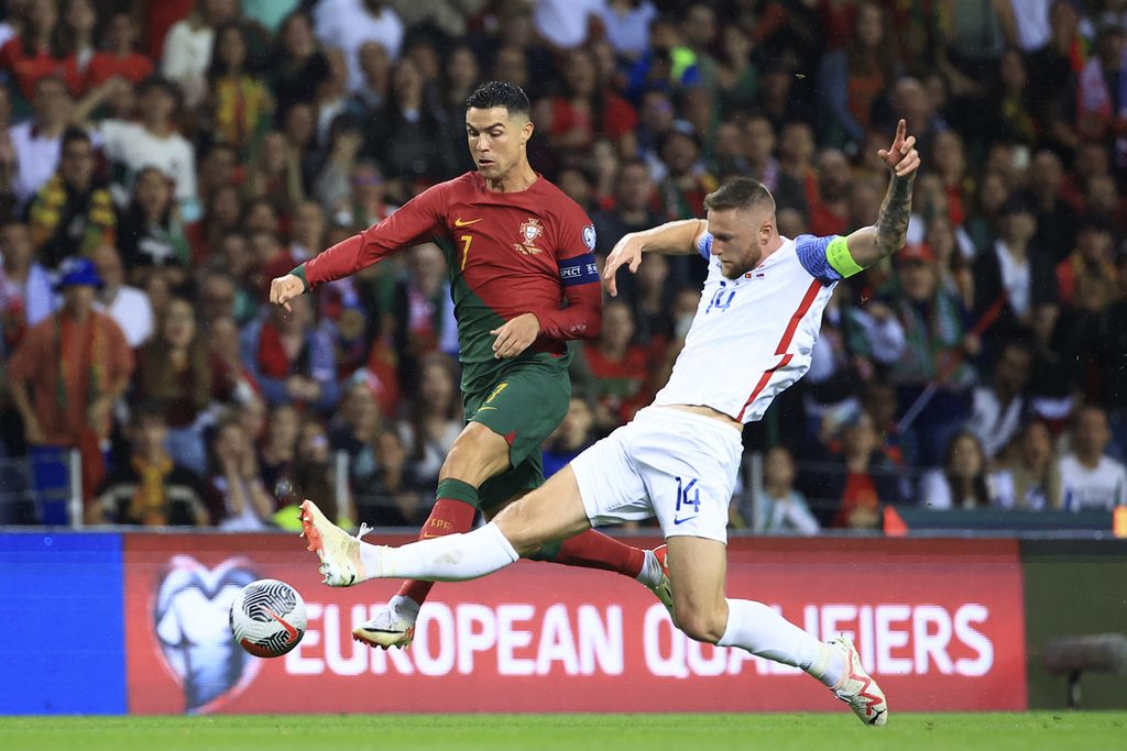 Pemain timnas Portugal, Cristiano Ronaldo (kiri), berebut bola dengan pemain timnas Slowakia, Milan Skriniar, pada laga kualifikasi Piala Eropa 2024 Grup J di Stadion Dragao, Porto, Portugal, Sabtu (14/10/2023) dini hari WIB. Ronaldo mencetak dua gol dan Portugal menang 3-2 pada laga itu.