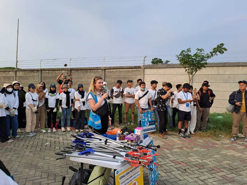 Bersih-bersih pantai jelang Formula E Jakarta 2023, Kamis (1/6/2023). Kegiatan itu bertajuk Charity Partnership: Beach Clean Up.