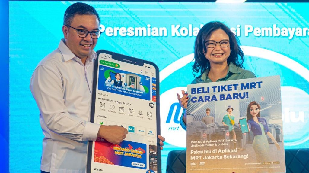 Direktur Pengembangan Bisnis PT MRT Jakarta (Perseroda) Farchad Mahfud (kiri) dan Direktur Utama BCA Digital Lanny Budiati (kanan) pada acara konferensi pers MRT Jakarta x blu by BCA Digital, di Stasiun Blok M BCA, Jakarta Selatan, Senin (30/1/2023). 