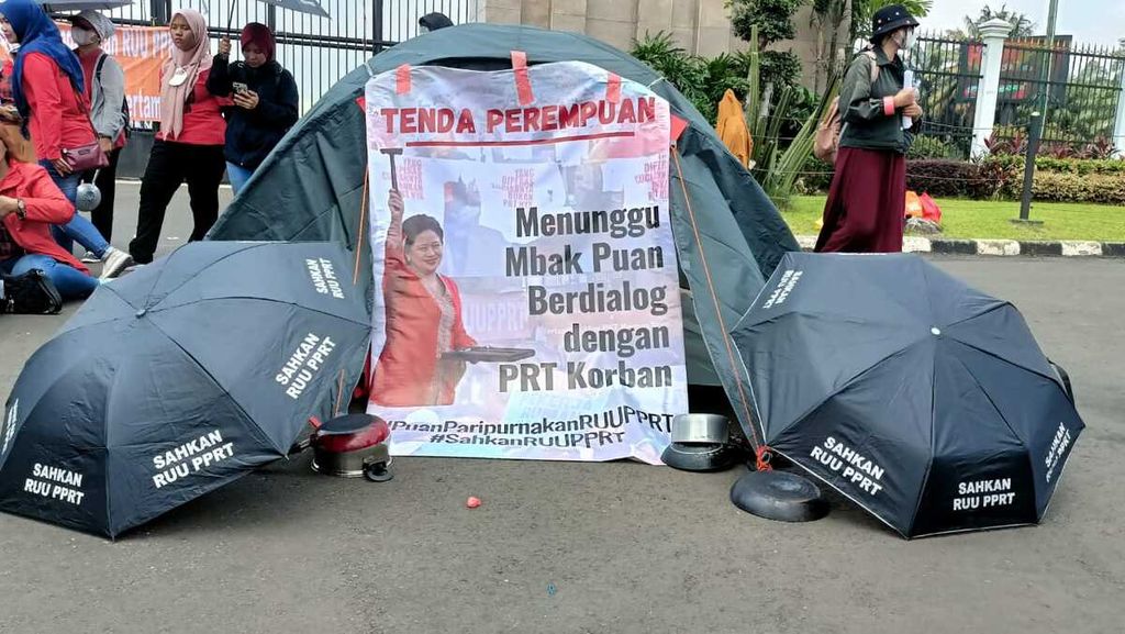 Tenda, payung, dan berbagai peralatan rumah tangga turut dibawa oleh massa aksi yang terdiri dari pekerja rumah tangga, aktivis perempuan, dan berbagai organisasi masyarakat serta mahasiswa di depan Gedung Dewan Perwakilan Rakyat, Jakarta, Sabtu (11/3/2023).