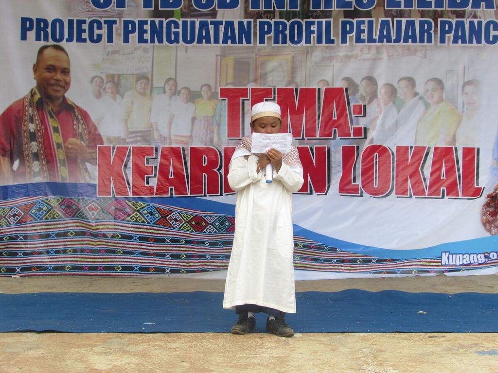 Arief Hidayat (8), siswa SD Inpres Liliba, membacakan riwayat agama Islam masuk pertama di Nusa Tenggara Timur dalam kegiatan sekolah itu bertajuk "Project<i></i>Penguatan Profil Pelajar Pancasila" di Kupang, Rabu (25/5/2022). Ia menyebut, Islam masuk pertama kali di Pulau Solor, Flores Timur, tahun 1600-an kemudian menyebar ke Pulau Adonara, Lembata, dan Alor. 