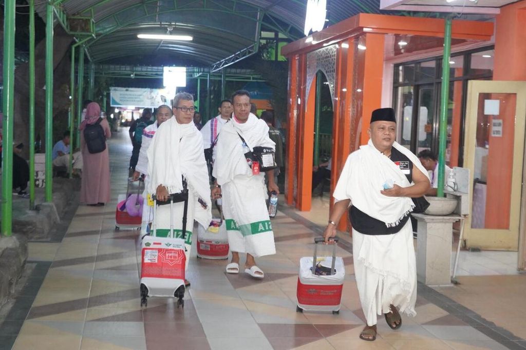 Jemaah haji embarkasi Surabaya pemberangkatan gelombang kedua mengenakan pakaian ihram sejak di Asrama Haji Sukolilo, Kamis (23/5/2024) malam.