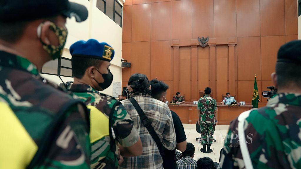 Kolonel (Inf) Priyanto mendengarkan vonis kasus pembuangan korban kecelakaan Handi dan Salsabila di Pengadilan Militer Tinggi II Jakarta di Jakarta Timur, Selasa (7/6/2022). Majelis hakim memvonis Kolonel (Inf) Priyanto dengan hukuman seumur hidup dan dipecat dari TNI AD. 