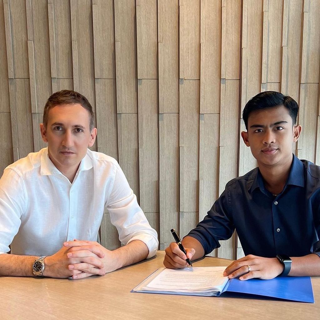 Pendiri Level Up Asia, Dusan Bogdanovic (kiri), mendampingi Pratama Arhan menandatangani kontrak dengan klub Jepang, Tokyo Verdy, Februari 2022. Arhan adalah pemain ketiga asal Indonesia yang diwakili Level Up Asia untuk berkarier di luar negeri.